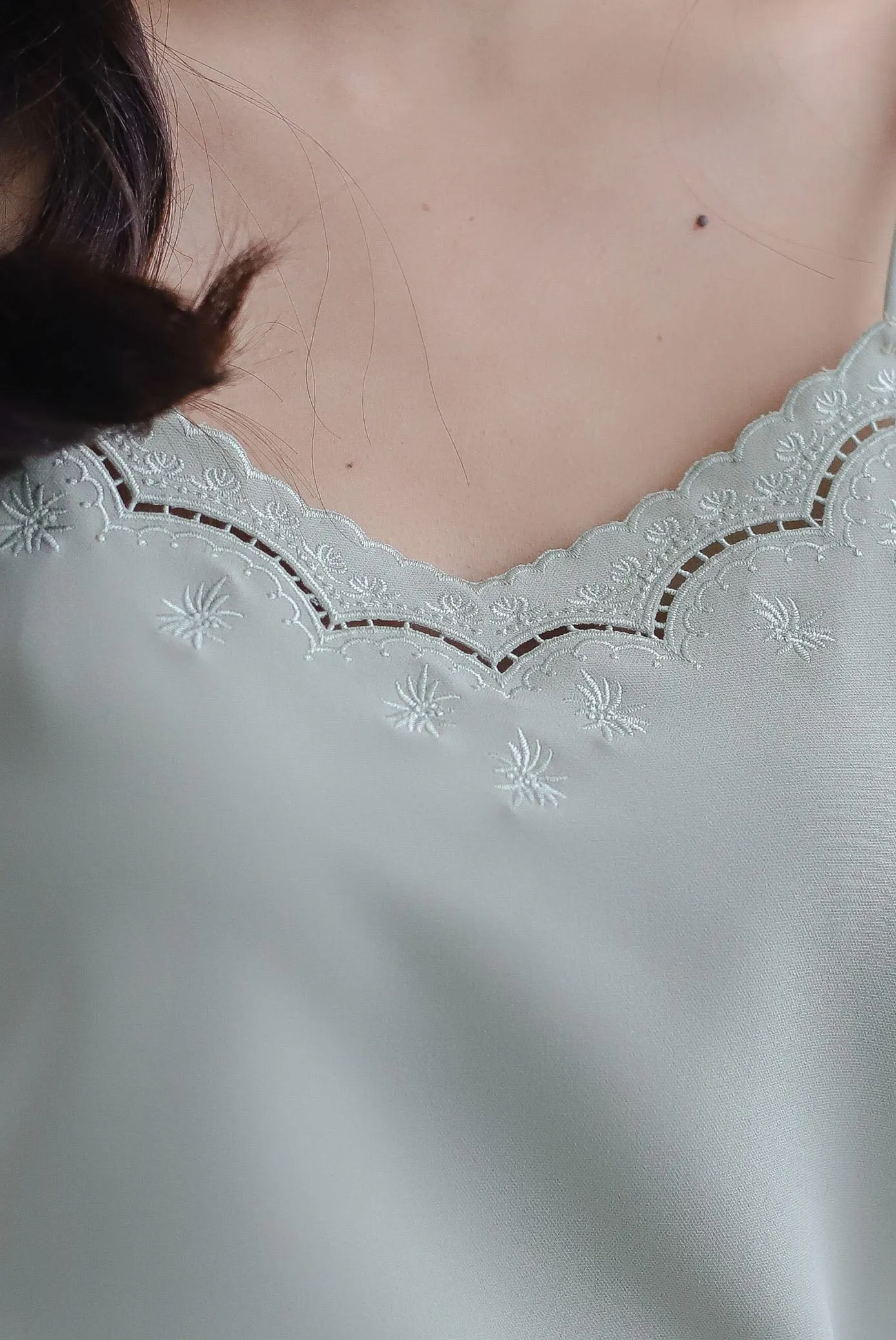 Cabell Embroidery Scallop Sprag Top In Sage
