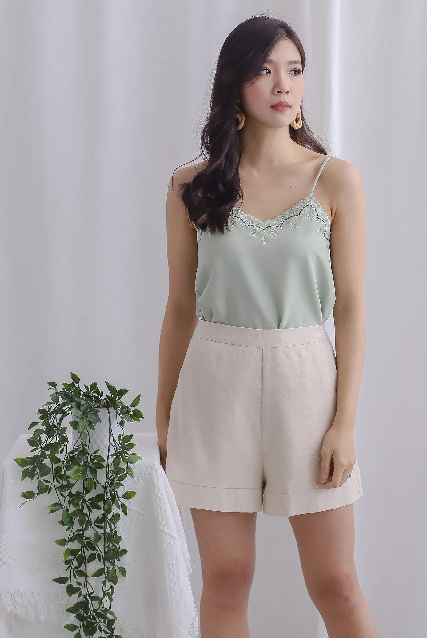 Cabell Embroidery Scallop Sprag Top In Sage