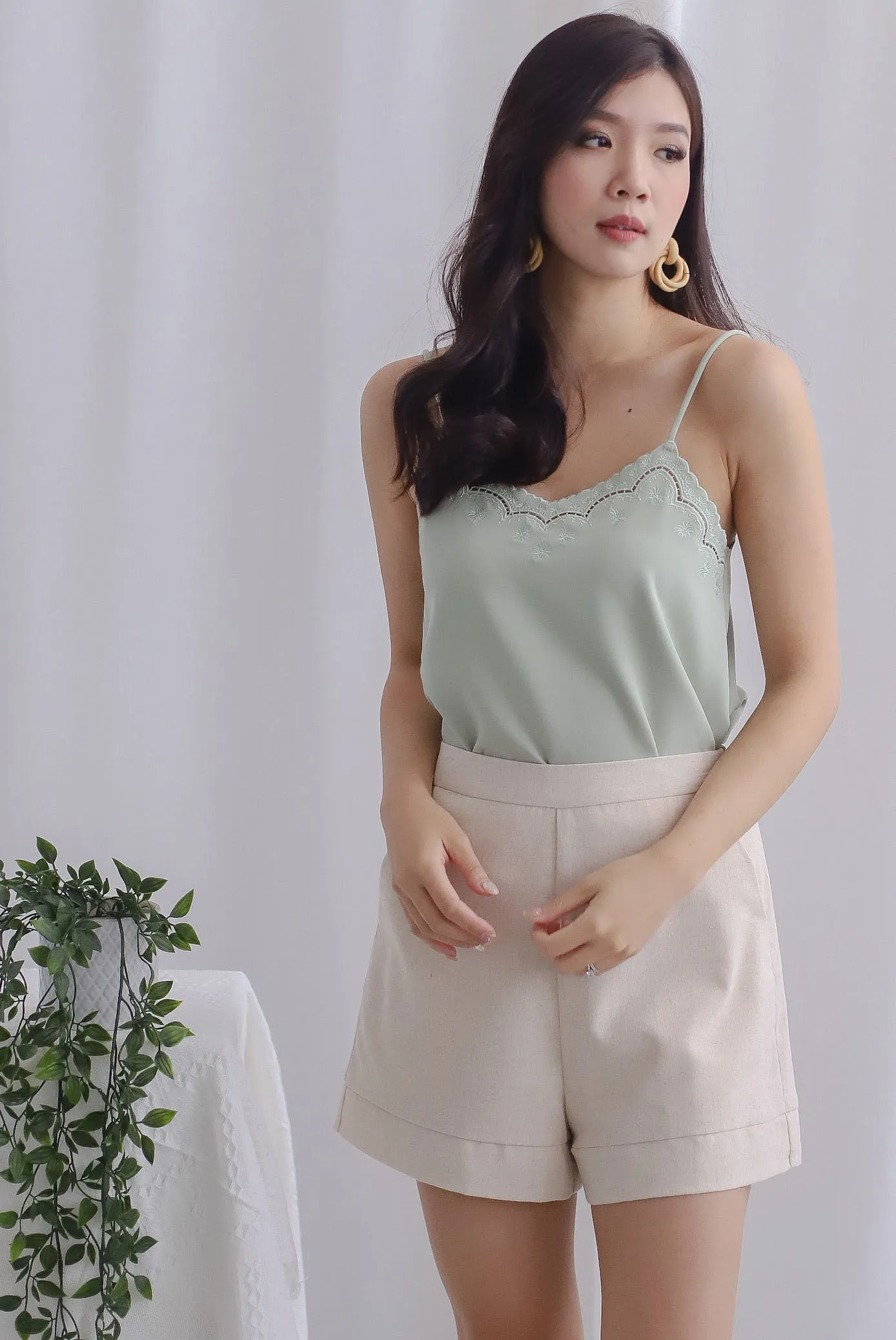 Cabell Embroidery Scallop Sprag Top In Sage
