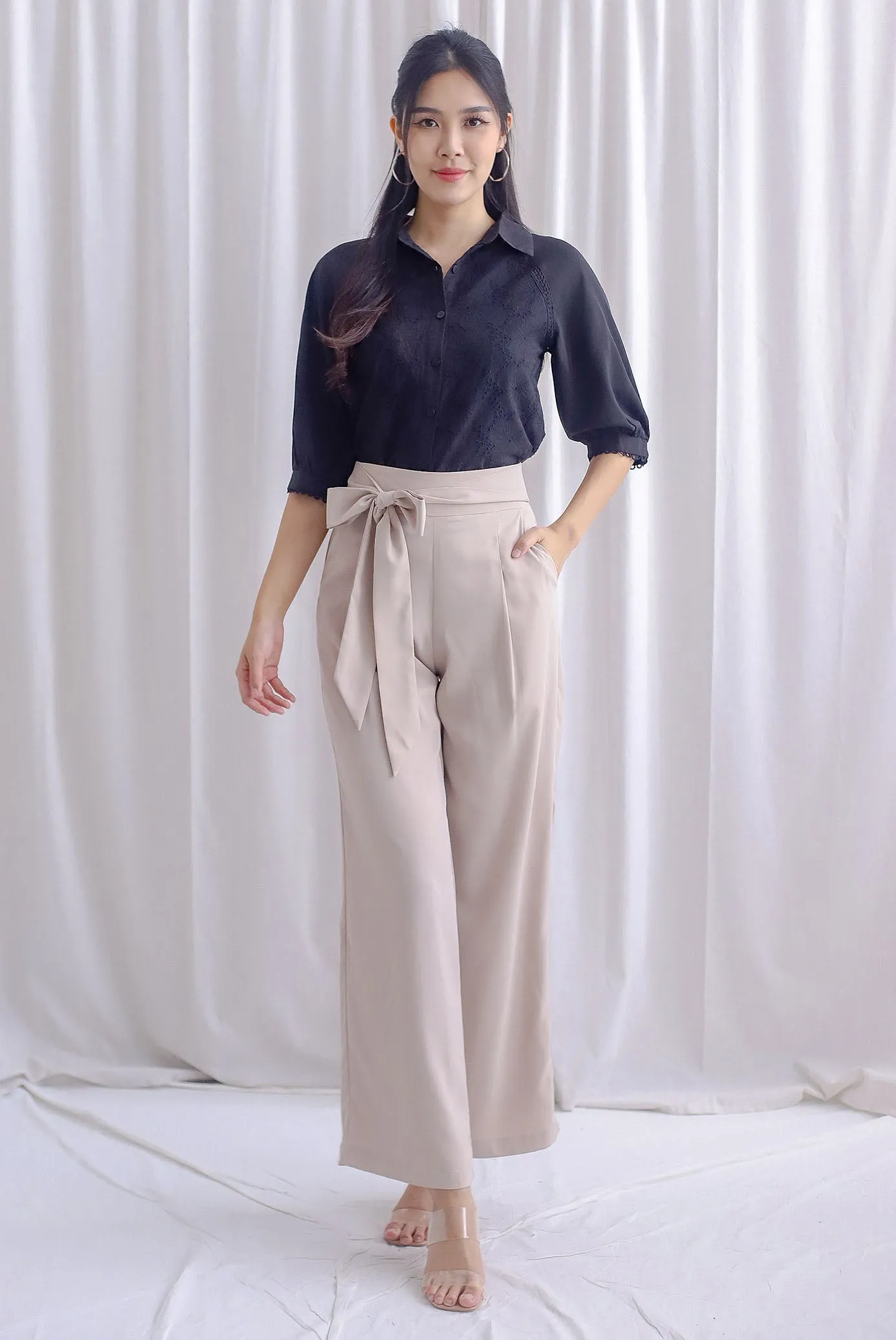 Cayley Eyelet Sleeved Top In Black