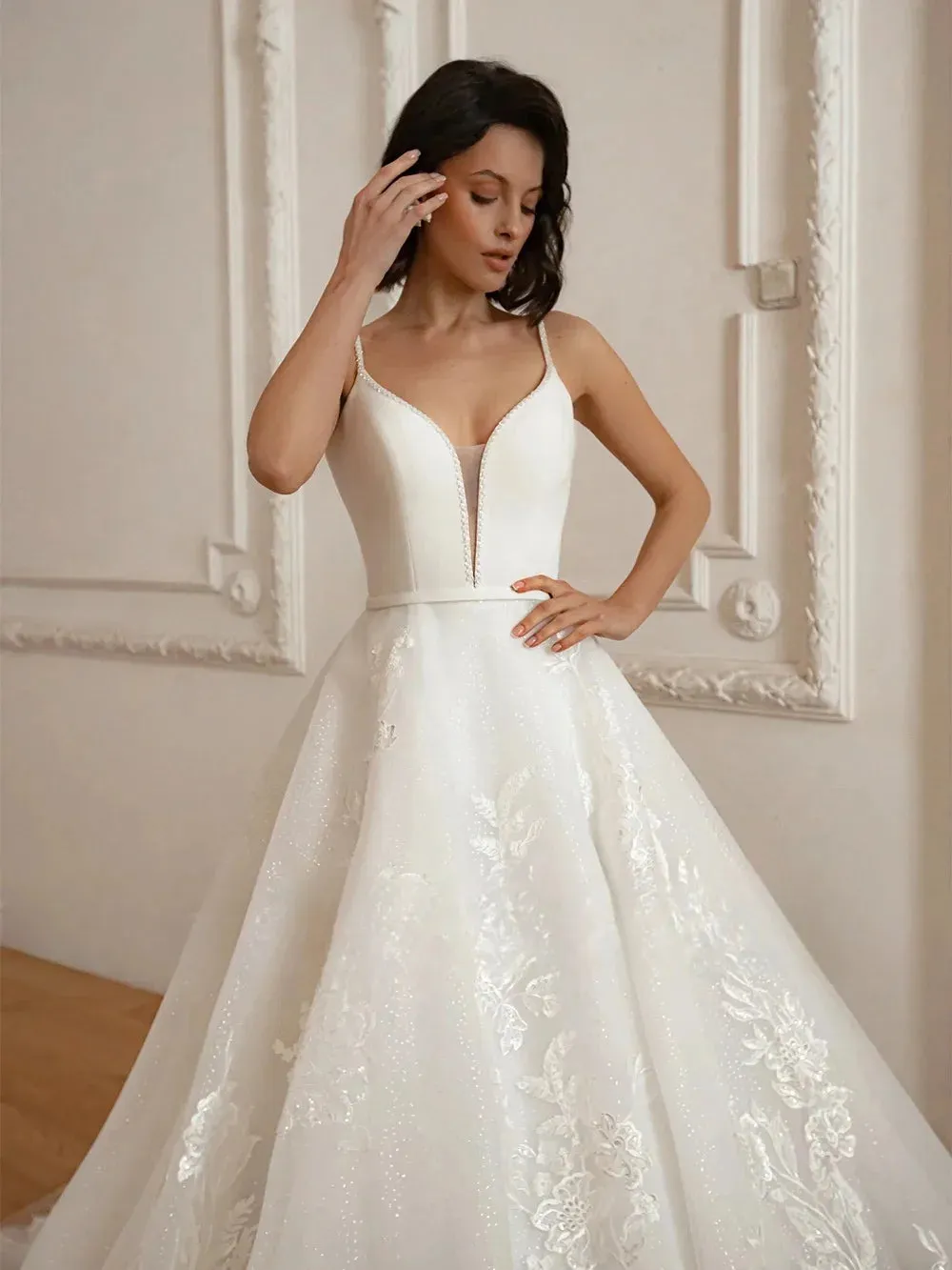 Customized Sexy Spaghetti Straps Vestidos De Novia V Neck Lace Sweep Train Croset Wedding Dresses Appliques Vestido De Noiva