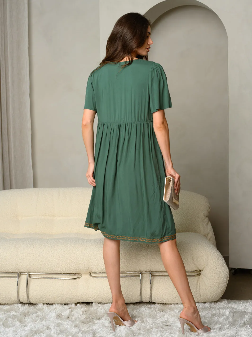 WOMEN'S V-NECK EMBROIDERED FRONT DETAIL RUFFLE MIDI DRESS